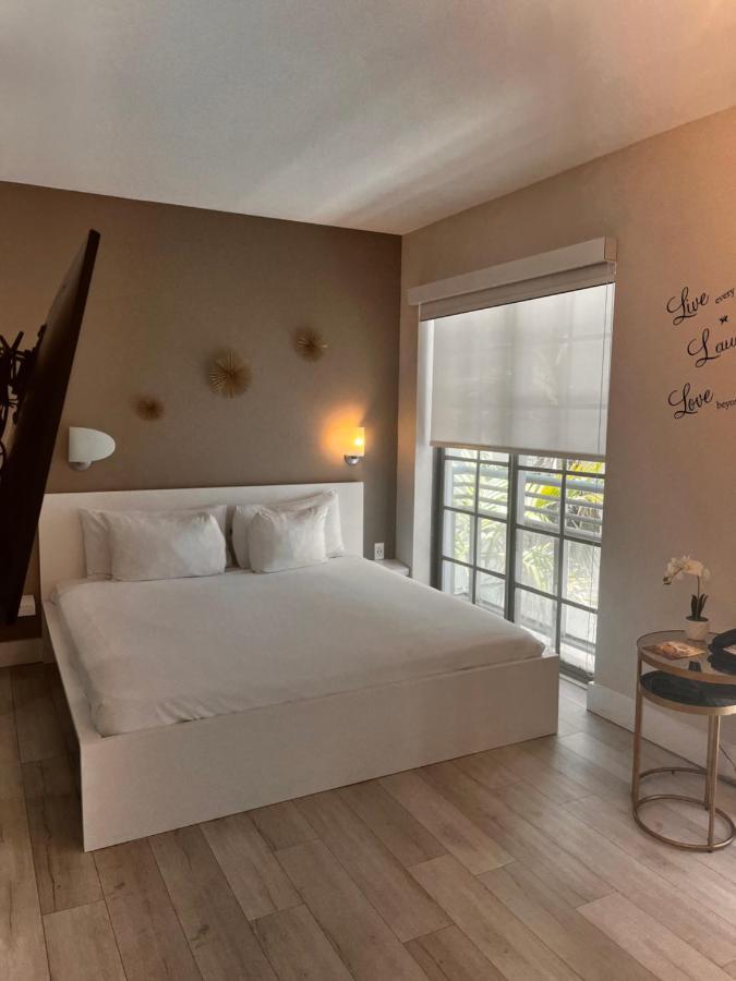 Suites At The Strand On Ocean Drive マイアミビーチ エクステリア 写真
