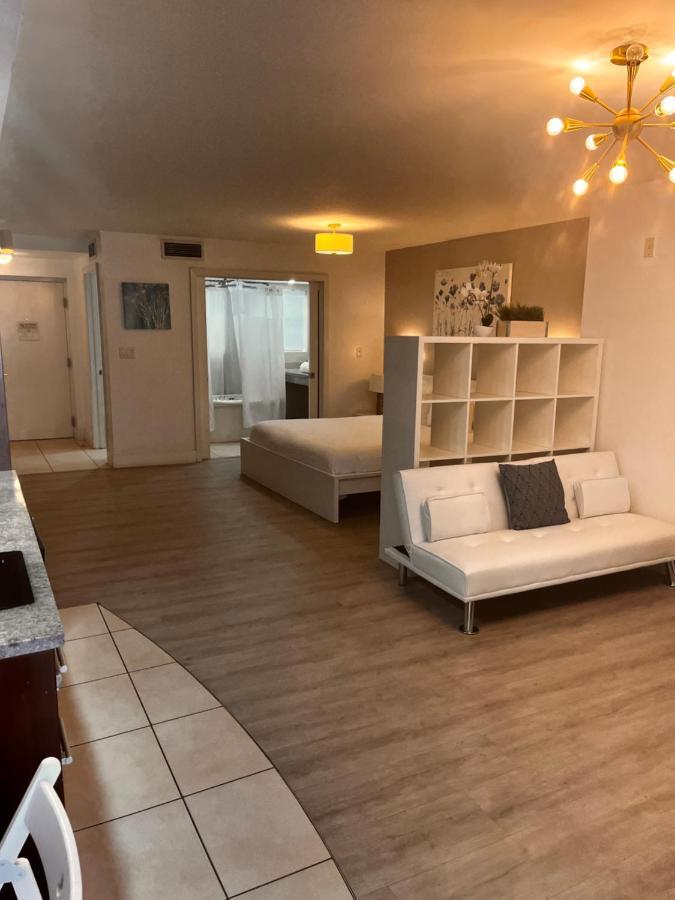 Suites At The Strand On Ocean Drive マイアミビーチ エクステリア 写真
