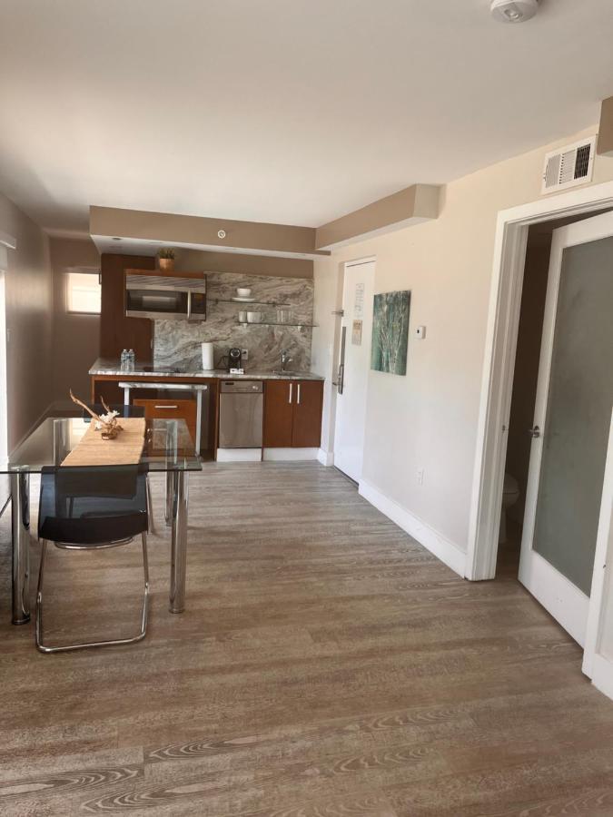 Suites At The Strand On Ocean Drive マイアミビーチ エクステリア 写真