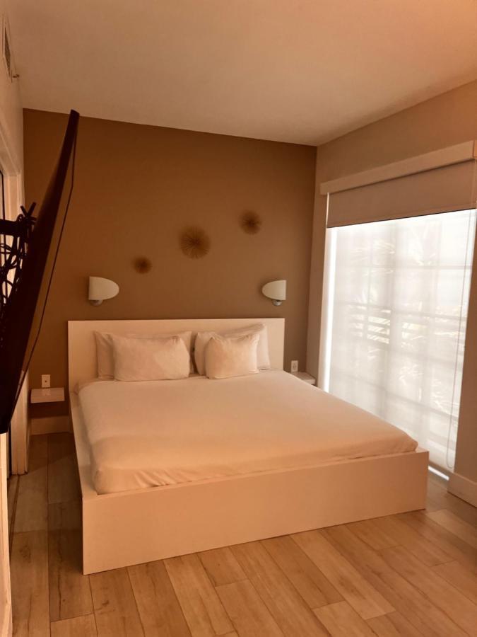 Suites At The Strand On Ocean Drive マイアミビーチ エクステリア 写真