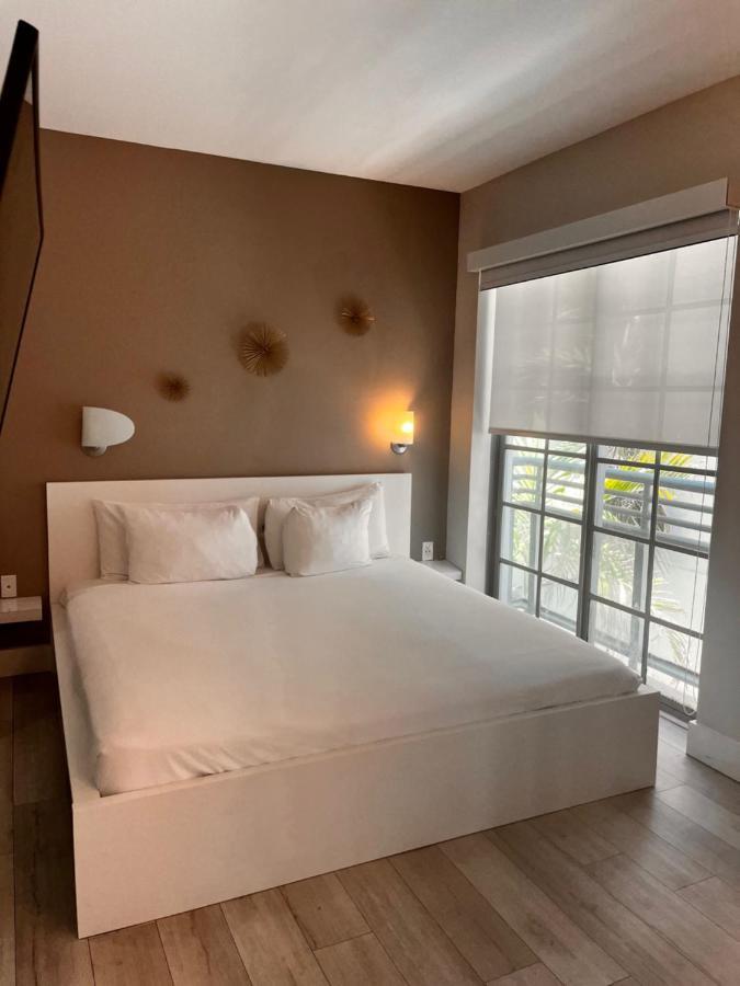 Suites At The Strand On Ocean Drive マイアミビーチ エクステリア 写真
