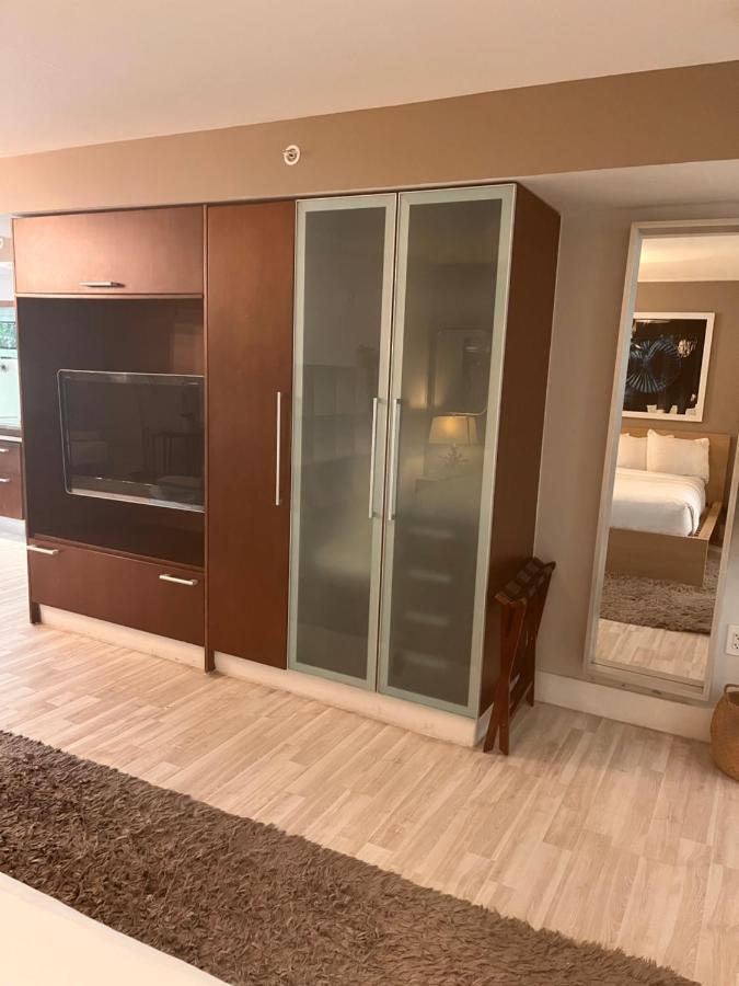 Suites At The Strand On Ocean Drive マイアミビーチ エクステリア 写真