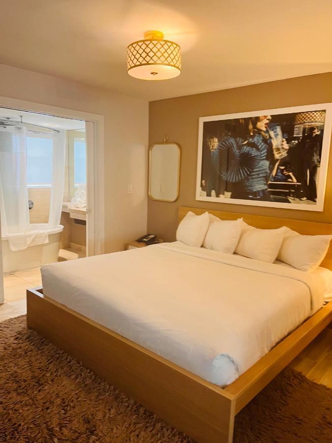 Suites At The Strand On Ocean Drive マイアミビーチ エクステリア 写真